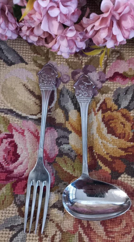 Set van vork en dwarslepel, Tom Poes, Sola, kinderbestek, Antiek en Kunst, Curiosa en Brocante, Ophalen of Verzenden