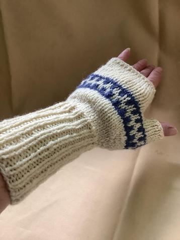 Polswarmers/ Vingerloze handschoenen van 100% merino wol. beschikbaar voor biedingen