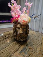 Leeuw met kunstbloemen, Huis en Inrichting, Woonaccessoires | Zuilen en Pilaren, Ophalen, Zo goed als nieuw