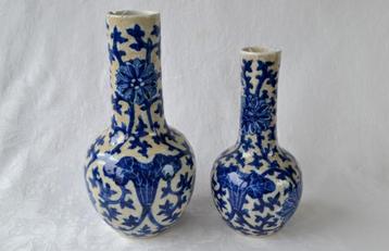 Twee antieke, blauw beschilderde Chinese Vazen – China 1800s beschikbaar voor biedingen