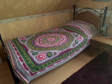 Eenpersoonsbed met matras 105 hoog 90 brees 200 lang beschikbaar voor biedingen