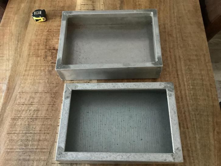 Te koop 2 zinken maden/pinken bakken 40/29/10cm, Watersport en Boten, Hengelsport | Witvissen, Gebruikt, Overige typen, Ophalen of Verzenden