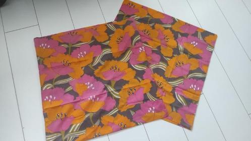 Vintage kussenslopen katoen roze oranje bloemen 2x, Huis en Inrichting, Slaapkamer | Beddengoed, Gebruikt, Hoeslaken of Sloop