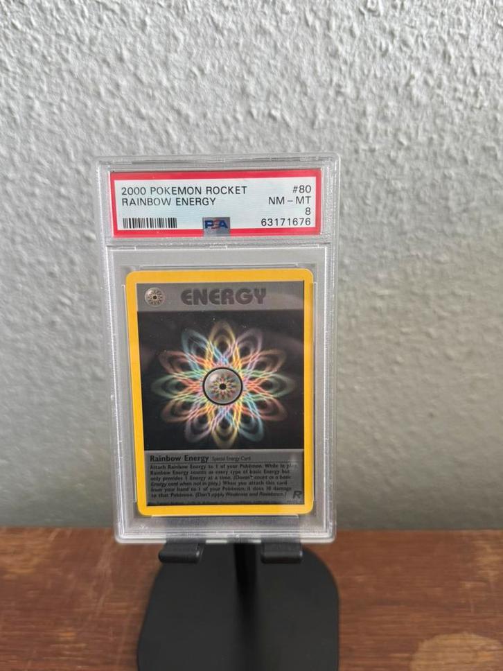 zeldzame Pokémon Rocket Rainbow Energy psa 8, Hobby en Vrije tijd, Verzamelkaartspellen | Pokémon, Zo goed als nieuw, Losse kaart
