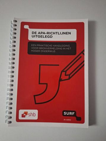 Boek de APA richtlijnen uitgelegd beschikbaar voor biedingen