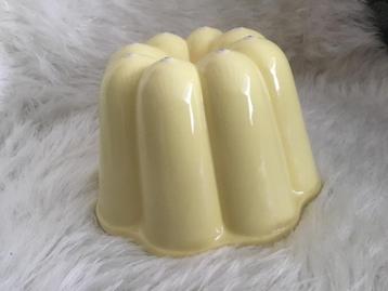 Puddingvorm pastel geel. beschikbaar voor biedingen