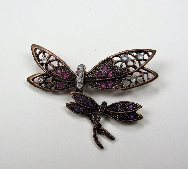 Mooie koperen broche met twee libellen paars + helder strass, Sieraden, Tassen en Uiterlijk, Broches, Zo goed als nieuw, Overige materialen