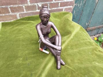 Brons gepatineerd zamac beeld van een zittende ballerina. beschikbaar voor biedingen