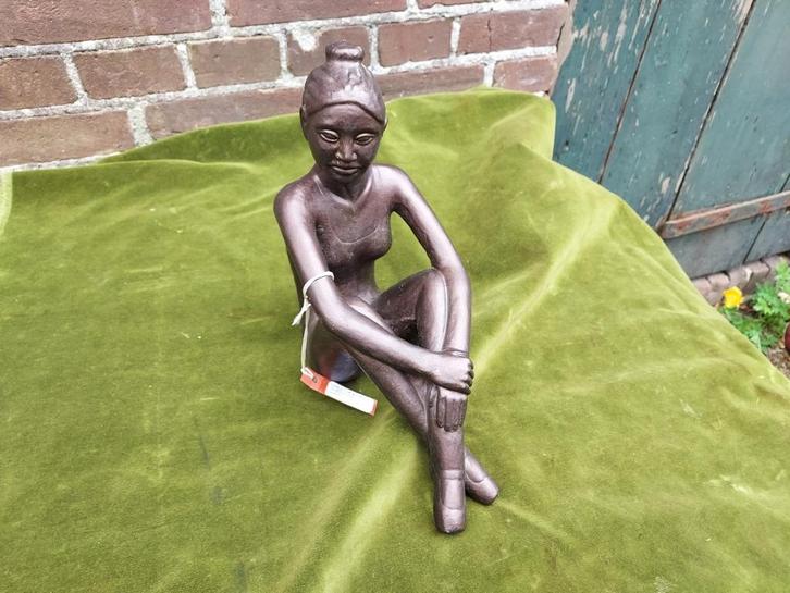 Brons gepatineerd zamac beeld van een zittende ballerina., Antiek en Kunst, Kunst | Beelden en Houtsnijwerken, Verzenden