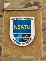 Arm embleem NSATU NATO, Verzamelen, Verzenden, Landmacht, Nederland, Embleem of Badge