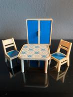 Eettafel en 2 stoelen en kast Vintage jaren 70, Verzamelen, Poppenhuizen en Toebehoren, Ophalen of Verzenden, Gebruikt, Poppenhuis