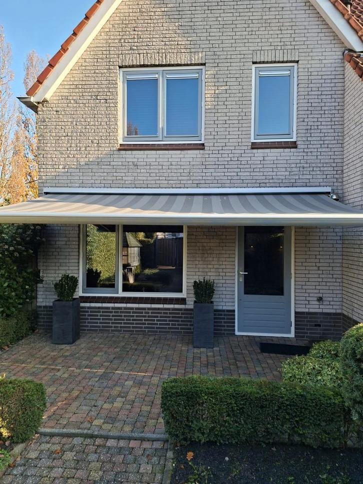 Zonnescherm 5m breed, grijs doek, Tuin en Terras, Zonneschermen, Gebruikt, Knikarmscherm, 150 tot 300 cm, 450 cm of meer, Ophalen