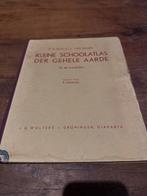 Kleine Schoolatlas der Gehele Aarde - 1953, Boeken, Atlassen en Landkaarten, Gelezen, Overige atlassen, Ophalen of Verzenden, 1800 tot 2000