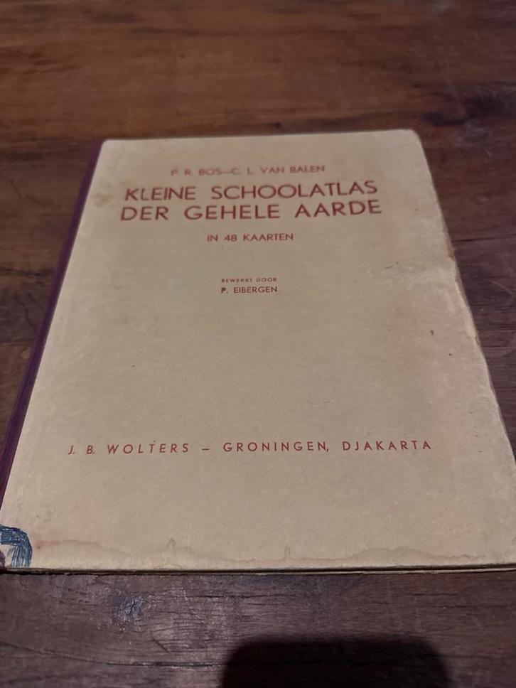 Kleine Schoolatlas der Gehele Aarde - 1953, Boeken, Atlassen en Landkaarten, Gelezen, Overige atlassen, Wereld, 1800 tot 2000