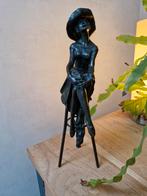 Een mooi brons beeldje van een vrouw zittend op een barkruk, Antiek en Kunst, Antiek | Koper en Brons, Ophalen of Verzenden