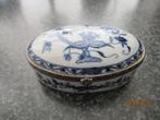 OUD OVAAL PORSELEINEN SIERADEN DOOS-GESIGNEERD MEISSEN, Ophalen of Verzenden