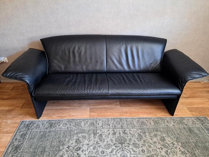 Zwarte JORI 2.5 zitsbank - Leder, Huis en Inrichting, Banken | Sofa's en Chaises Longues, Gebruikt, Driepersoons, 200 tot 250 cm