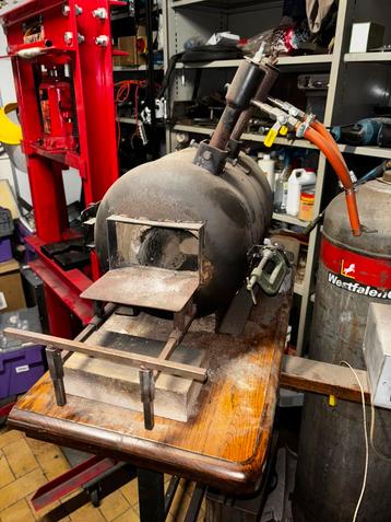 Grote smeedoven met dubbele branders + grote duitse gasfles beschikbaar voor biedingen