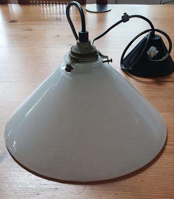 Oude hanglamp met een lampekap van glas beschikbaar voor biedingen