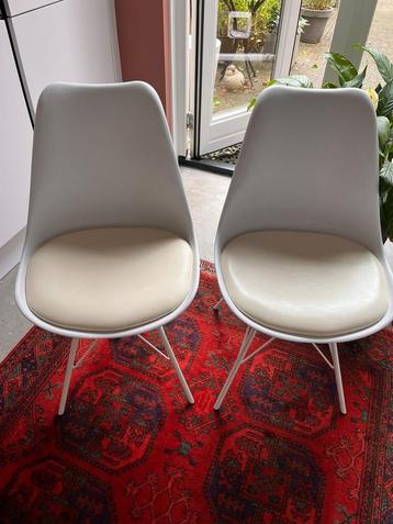 2 eetkamerstoelen beschikbaar voor biedingen
