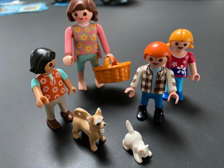 Leuke familie met hond en kat, Kinderen en Baby's, Speelgoed | Playmobil, Zo goed als nieuw, Los playmobil, Ophalen of Verzenden