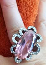 Zilveren statement ring met grote roze steen en zirkonia's, Sieraden, Tassen en Uiterlijk, Ringen, 18 tot 19, Ophalen of Verzenden