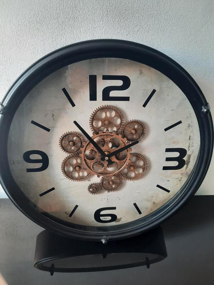 Industriële wandklok 46 cm Zwart met goudkleurige tandwielen, Huis en Inrichting, Woonaccessoires | Klokken, Zo goed als nieuw