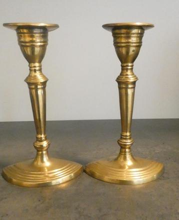 Leuk vormgegeven setje messing kleurige kandelaars [1929] beschikbaar voor biedingen