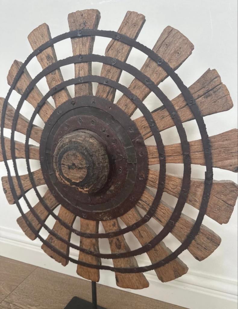 Decoratief wiel op standaard - 65cm hoog, 50cm breed, Huis en Inrichting, Woonaccessoires | Overige, Ophalen of Verzenden, Gebruikt