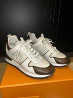 Louis Vuitton Run aaway sneakers, Ophalen, Wit, Sneakers of Gympen, Gedragen