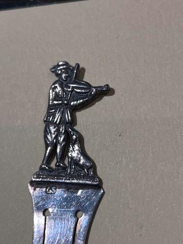 Gekeurd zilveren boekenlegger met vioolspeler en hond beschikbaar voor biedingen