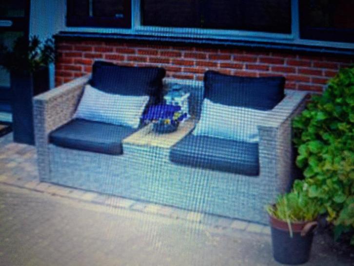 Wicker 2-zits buitenbank met zwarte rug- en zitkussens, Tuin en Terras, Tuinsets en Loungesets, Gebruikt, Kunststof, 2 zitplaatsen