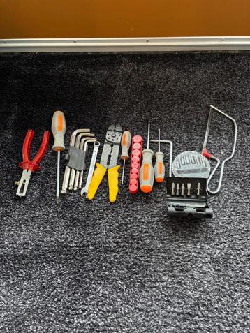 Diversen gereedschap  beschikbaar voor biedingen