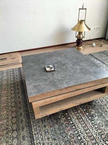 Robuuste salontafel met betonlook blad beschikbaar voor biedingen