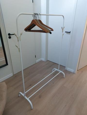 Kledingrek beschikbaar voor biedingen