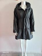 Zwarte regenjas met capuchon, jas maat S, Kleding | Dames, Zwart, Ophalen of Verzenden, Zo goed als nieuw, Maat 36 (S)