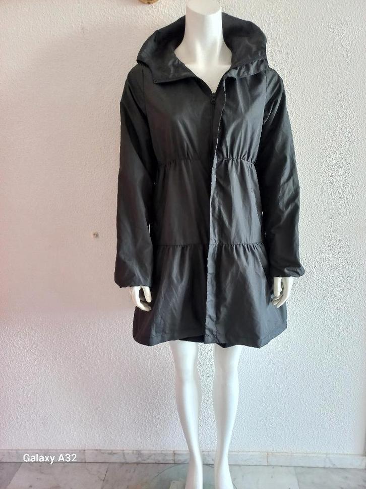 Zwarte regenjas met capuchon, jas maat S, Kleding | Dames, Jassen | Zomer, Zo goed als nieuw, Maat 36 (S), Zwart, Ophalen of Verzenden