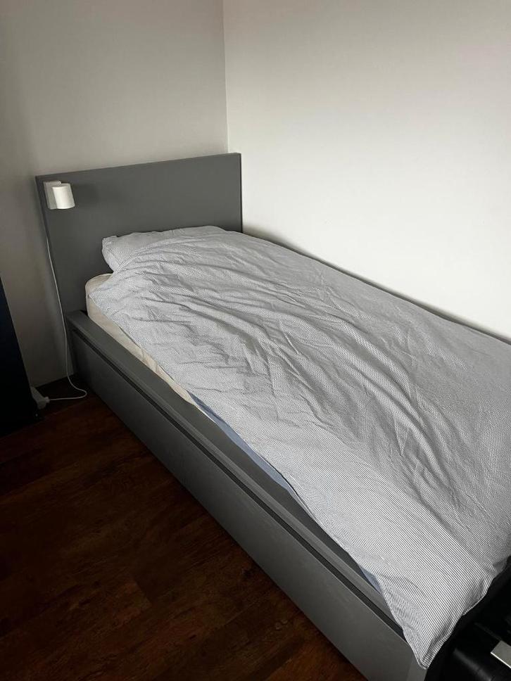2 x Ikea bed Malm grijs 90x200 met lades, Huis en Inrichting, Slaapkamer | Bedden, Zo goed als nieuw, Eenpersoons, 90 cm, 200 cm