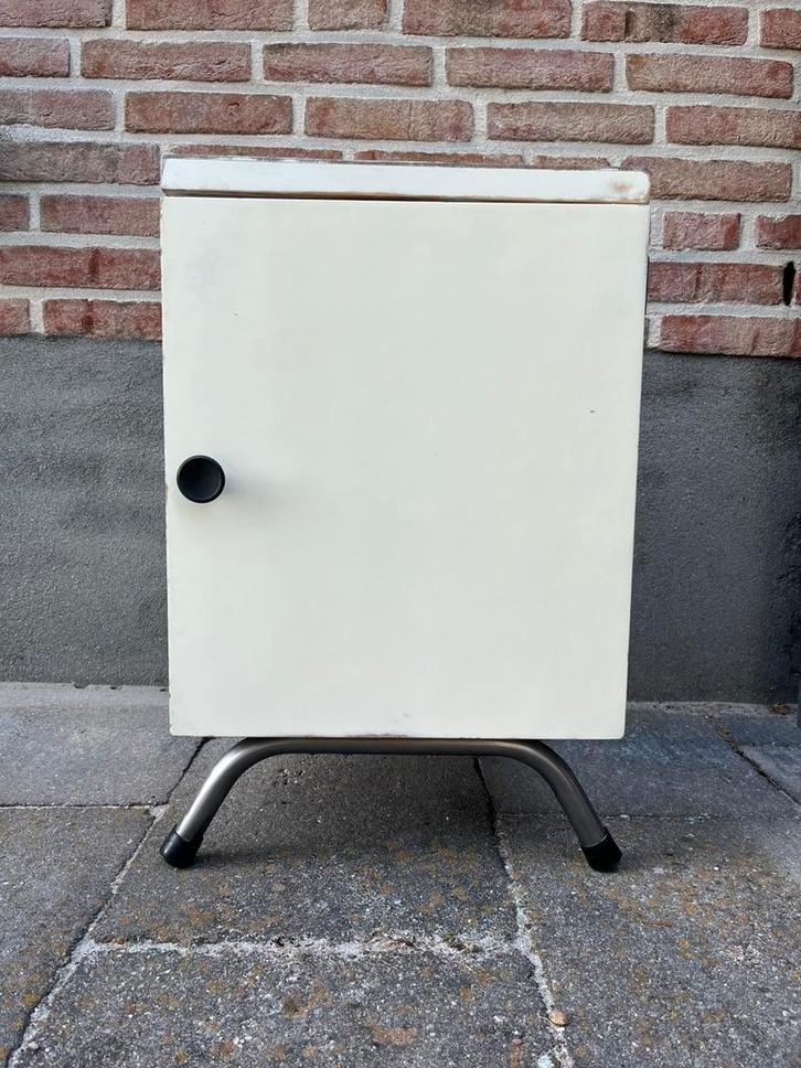 Vintage Bauhaus nachtkastje op buis poten, Huis en Inrichting, Slaapkamer | Nachtkastjes, Gebruikt, Minder dan 55 cm, Minder dan 45 cm