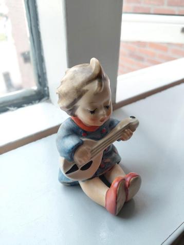 Hummeltje Meisje met Muziekinstrument beschikbaar voor biedingen