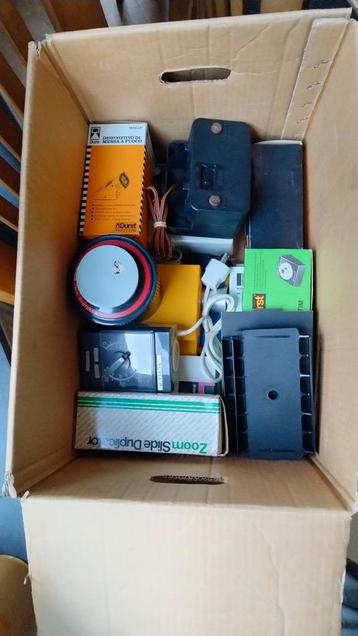Doos vol met oude foto ontwikkel apparatuur en fotopapier beschikbaar voor biedingen