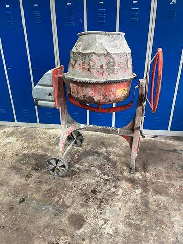 Atika betonmolen beschikbaar voor biedingen