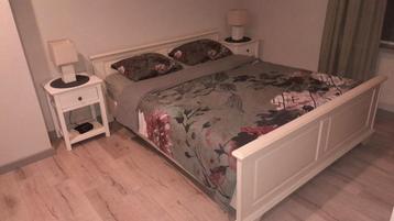 2 persoons bed hout houtenbed groot 160 x 210 matras maat 