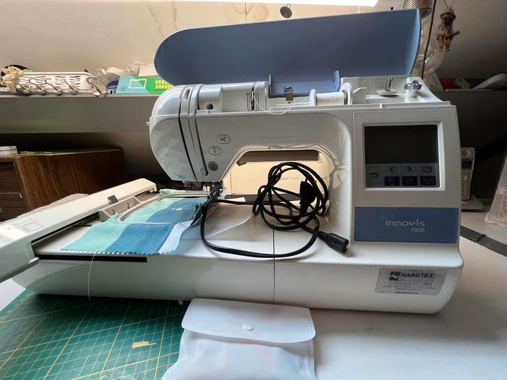 Borduurmachine Brother Innovis 700E met heel veel toebehoren, Hobby en Vrije tijd, Borduren en Borduurmachines, Gebruikt, Borduurmachine