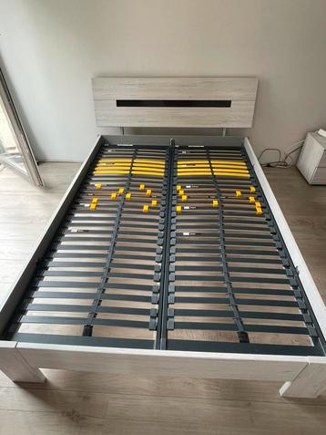 Bedframe wit eiken 140x200 cm inclusief lattenbodems beschikbaar voor biedingen