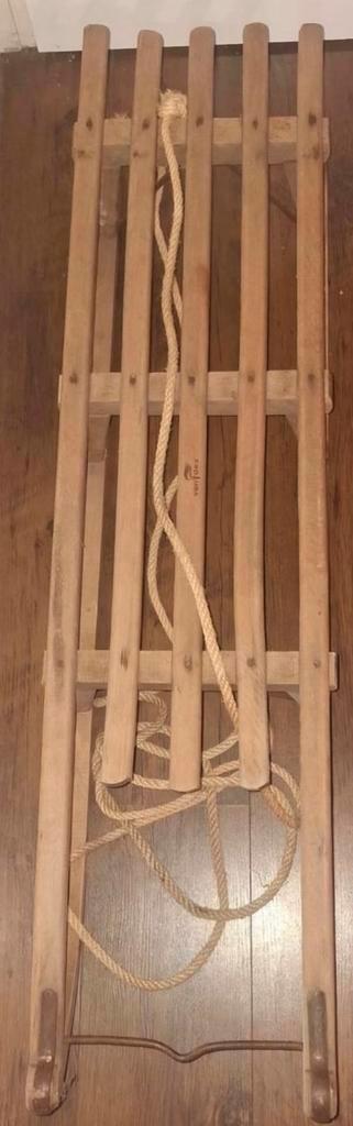 Houten slee  beschikbaar voor biedingen