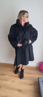 Mooie zwarte cape winterjas met bontkraag, Maat 42/44 (L), Ophalen of Verzenden, Zo goed als nieuw, Zwart