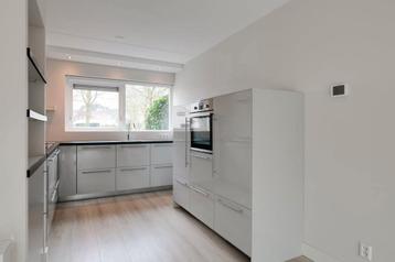 Prachtige L-vorm Duitse kwaliteitkeuken hoogglans greeploos beschikbaar voor biedingen
