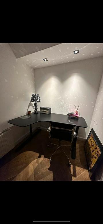 Mooi zwart hoek bureau