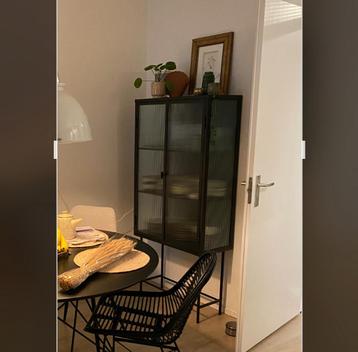Vitrine kast zwart met ribbelglas beschikbaar voor biedingen